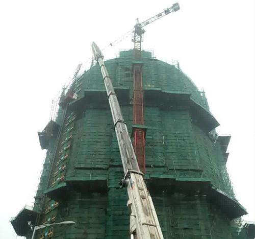 泾川吊车在工地上作业